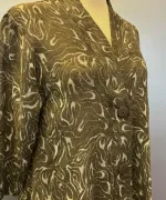 Uno Jakke i A-facon med Hør - Wawe Choko, Diva, braun, B2, kakao, kølig, brun, lang, a-snit, swinger, swagger, a-facon, a-form, sving, lange ærmer, sjalskrave, kinakrave, krave, revers, v-hals, hør, hørstof, hørjakke, fest, festtøj, festjakke, kimono, moderne, stilet, stilig, elegant, særlig, speciel, kunstnerisk, kunsthåndværk, batiktryk, vævet, jakke, let, luftig, klædelig, snit, model, marimekko, biti, ribe, diskret, kvalitet, holdbar, bæredygtig, mode,