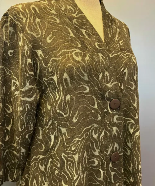 Uno Jakke i A-facon med Hør - Wawe Choko, Diva, braun, B2, kakao, kølig, brun, lang, a-snit, swinger, swagger, a-facon, a-form, sving, lange ærmer, sjalskrave, kinakrave, krave, revers, v-hals, hør, hørstof, hørjakke, fest, festtøj, festjakke, kimono, moderne, stilet, stilig, elegant, særlig, speciel, kunstnerisk, kunsthåndværk, batiktryk, vævet, jakke, let, luftig, klædelig, snit, model, marimekko, biti, ribe, diskret, kvalitet, holdbar, bæredygtig, mode,