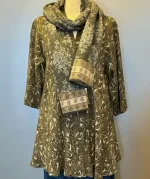 Uno Jakke i A-facon med Hør - Wawe Choko, Diva, braun, B2, kakao, kølig, brun, lang, a-snit, swinger, swagger, a-facon, a-form, sving, lange ærmer, sjalskrave, kinakrave, krave, revers, v-hals, hør, hørstof, hørjakke, fest, festtøj, festjakke, kimono, moderne, stilet, stilig, elegant, særlig, speciel, kunstnerisk, kunsthåndværk, batiktryk, vævet, jakke, let, luftig, klædelig, snit, model, marimekko, biti, ribe, diskret, kvalitet, holdbar, bæredygtig, mode,