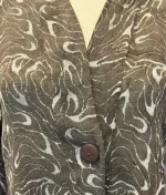 Uno Jakke i A-facon med Hør - Wawe Choko, Diva, braun, B2, kakao, kølig, brun, lang, a-snit, swinger, swagger, a-facon, a-form, sving, lange ærmer, sjalskrave, kinakrave, krave, revers, v-hals, hør, hørstof, hørjakke, fest, festtøj, festjakke, kimono, moderne, stilet, stilig, elegant, særlig, speciel, kunstnerisk, kunsthåndværk, batiktryk, vævet, jakke, let, luftig, klædelig, snit, model, marimekko, biti, ribe, diskret, kvalitet, holdbar, bæredygtig, mode,