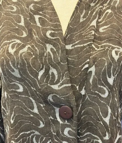 Uno Jakke i A-facon med Hør - Wawe Choko, Diva, braun, B2, kakao, kølig, brun, lang, a-snit, swinger, swagger, a-facon, a-form, sving, lange ærmer, sjalskrave, kinakrave, krave, revers, v-hals, hør, hørstof, hørjakke, fest, festtøj, festjakke, kimono, moderne, stilet, stilig, elegant, særlig, speciel, kunstnerisk, kunsthåndværk, batiktryk, vævet, jakke, let, luftig, klædelig, snit, model, marimekko, biti, ribe, diskret, kvalitet, holdbar, bæredygtig, mode,