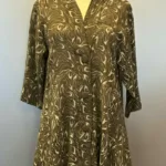 Uno Jakke i A-facon med Hør - Wawe Choko, Diva, braun, B2, kakao, kølig, brun, lang, a-snit, swinger, swagger, a-facon, a-form, sving, lange ærmer, sjalskrave, kinakrave, krave, revers, v-hals, hør, hørstof, hørjakke, fest, festtøj, festjakke, kimono, moderne, stilet, stilig, elegant, særlig, speciel, kunstnerisk, kunsthåndværk, batiktryk, vævet, jakke, let, luftig, klædelig, snit, model, marimekko, biti, ribe, diskret, kvalitet, holdbar, bæredygtig, mode,