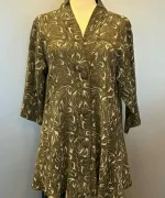 Uno Jakke i A-facon med Hør - Wawe Choko, Diva, braun, B2, kakao, kølig, brun, lang, a-snit, swinger, swagger, a-facon, a-form, sving, lange ærmer, sjalskrave, kinakrave, krave, revers, v-hals, hør, hørstof, hørjakke, fest, festtøj, festjakke, kimono, moderne, stilet, stilig, elegant, særlig, speciel, kunstnerisk, kunsthåndværk, batiktryk, vævet, jakke, let, luftig, klædelig, snit, model, marimekko, biti, ribe, diskret, kvalitet, holdbar, bæredygtig, mode,