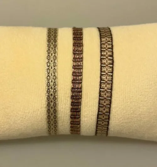 Vævet Armbånd Bredt - Sand, enkelt, bredt, herrearmbånd, beige, sandfarvet, neutralt, kobber, gyldent, maskulint, sporty, fransk, leju, hollandsk, håndvævet, venskabsarmbånd, veninde, ven, holdbare, sporty, smukke, vævede, armbånd, smalt, regulerbart, til, piger, damer, kvinder, drenge, mænd, særligt, flot, sporty, cool, moderne, gave, gaveide, konfirmand, konfirmation, biti, ribe, design,