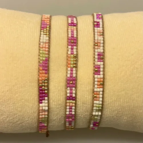 Vævet Armbånd Sead Beads 5 mm - Pink Hvid Guld, lyse, friske, forårsfarver, farver, sommerfarver, indiansk, boho, hippie, samoa, brunt, unika, særlig, kærlighed, brud, morgengave, bryllup, gave, valentines, kæreste, forlovelse, feminint, sui ava, enamel, leju, vævet, håndvævet, fransk, holland, moderne, kunst, kunsthåndværk, one of a kind, kvalitet, holdbart, venskab, amulet, lykkebringende, smykke, flot, cool, lækkert, anni lu, biti, ribe, japanske, sea beeds, miyuki, perler, glas, skinner, blanke, indiansk, håndlavet, feminint,, perlearmbånd,