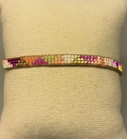 Vævet Armbånd Sead Beads 5 mm - Pink Hvid Guld, lyse, friske, forårsfarver, farver, sommerfarver, indiansk, boho, hippie, samoa, brunt, unika, særlig, kærlighed, brud, morgengave, bryllup, gave, valentines, kæreste, forlovelse, feminint, sui ava, enamel, leju, vævet, håndvævet, fransk, holland, moderne, kunst, kunsthåndværk, one of a kind, kvalitet, holdbart, venskab, amulet, lykkebringende, smykke, flot, cool, lækkert, anni lu, biti, ribe, japanske, sea beeds, miyuki, perler, glas, skinner, blanke, indiansk, håndlavet, feminint,, perlearmbånd,