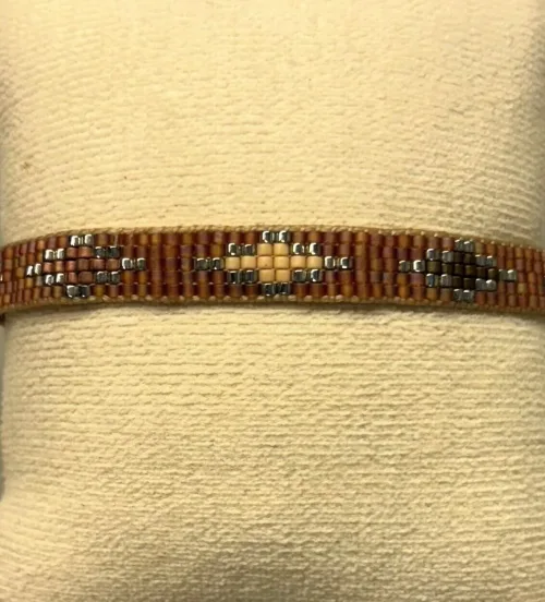 Vævet Armbånd Sead Beads 8 mm - Dust Sølv, Vævet Armbånd Sead Beads Bredt - Dust Sølv, brunt, unika, særlig, kærlighed, brud, morgengave, bryllup, gave, valentines, kæreste, forlovelse, feminint, sui ava, enamel, leju, vævet, håndvævet, fransk, holland, moderne, kunst, kunsthåndværk, one of a kind, kvalitet, holdbart, venskab, amulet, lykkebringende, smykke, flot, cool, lækkert, anni lu, biti, ribeds Bredt - Sort Sølv , japanske, sea beeds, miyuki, perler, glas, skinner, blanke, indiansk, håndlavet, maskulint, feminint, sort, perlearmbånd,