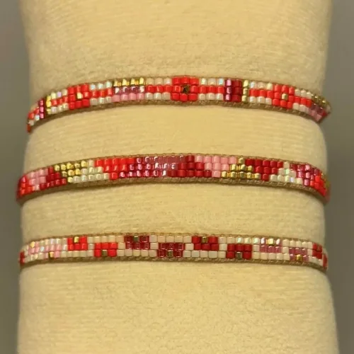 Vævet Armbånd Sead Beads 5 mm - Rød Rosa, Vævet Armbånd Sead Beads Mellem - Rød Rosa, 5 mm, BL3L, 01, smalt, rød, pink, lyserød, glade, farver, girly, sommerligt, indiansk, boho, hippie, samoa, unika, særlig, kærlighed, brud, morgengave, bryllup, gave, valentines, kæreste, forlovelse, feminint, sui ava, enamel, leju, vævet, håndvævet, fransk, holland, moderne, kunst, kunsthåndværk, one of a kind, kvalitet, holdbart, venskab, amulet, lykkebringende, smykke, flot, cool, lækkert, anni lu, biti, ribeds , japanske, sea beeds, miyuki, perler, glas, skinner, blanke, indiansk, håndlavet, feminint, sort, perlearmbånd,