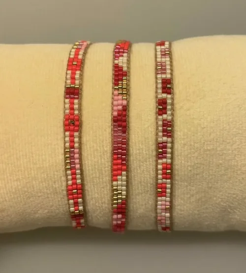 Vævet Armbånd Sead Beads 5 mm - Rød Rosa, Vævet Armbånd Sead Beads Mellem - Rød Rosa, 5 mm, BL3L, 01, smalt, rød, pink, lyserød, glade, farver, girly, sommerligt, indiansk, boho, hippie, samoa, unika, særlig, kærlighed, brud, morgengave, bryllup, gave, valentines, kæreste, forlovelse, feminint, sui ava, enamel, leju, vævet, håndvævet, fransk, holland, moderne, kunst, kunsthåndværk, one of a kind, kvalitet, holdbart, venskab, amulet, lykkebringende, smykke, flot, cool, lækkert, anni lu, biti, ribeds , japanske, sea beeds, miyuki, perler, glas, skinner, blanke, indiansk, håndlavet, feminint, sort, perlearmbånd,