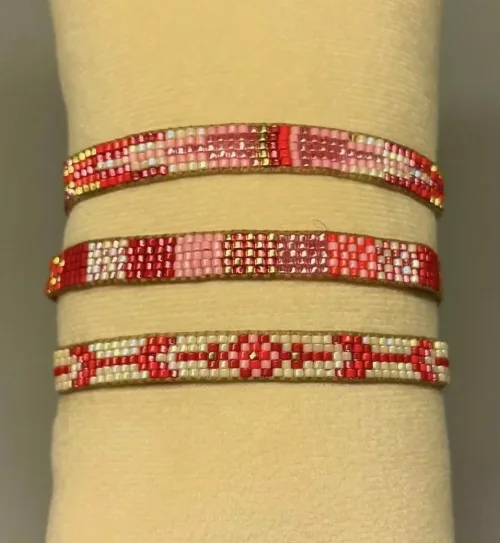 Vævet Armbånd Sead Beads 8 mm - Rød Rosa, Vævet Armbånd Sead Beads Rød Rosa, BP5SL 01, rød, pink, lyserød, glade, farver, girly, sommerligt, indiansk, boho, hippie, samoa, unika, særlig, kærlighed, brud, morgengave, bryllup, gave, valentines, kæreste, forlovelse, feminint, sui ava, enamel, leju, vævet, håndvævet, fransk, holland, moderne, kunst, kunsthåndværk, one of a kind, kvalitet, holdbart, venskab, amulet, lykkebringende, smykke, flot, cool, lækkert, anni lu, biti, ribeds Bredt , japanske, sea beeds, miyuki, perler, glas, skinner, blanke, indiansk, håndlavet , feminint, perlearmbånd,