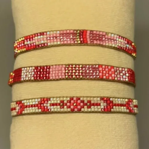 Vævet Armbånd Sead Beads 8 mm - Rød Rosa, Vævet Armbånd Sead Beads Rød Rosa, BP5SL 01, rød, pink, lyserød, glade, farver, girly, sommerligt, indiansk, boho, hippie, samoa, unika, særlig, kærlighed, brud, morgengave, bryllup, gave, valentines, kæreste, forlovelse, feminint, sui ava, enamel, leju, vævet, håndvævet, fransk, holland, moderne, kunst, kunsthåndværk, one of a kind, kvalitet, holdbart, venskab, amulet, lykkebringende, smykke, flot, cool, lækkert, anni lu, biti, ribeds Bredt , japanske, sea beeds, miyuki, perler, glas, skinner, blanke, indiansk, håndlavet , feminint, perlearmbånd,