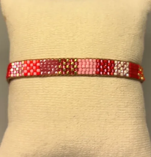 Vævet Armbånd Sead Beads 8 mm - Rød Rosa, Vævet Armbånd Sead Beads Rød Rosa, BP5SL 01, rød, pink, lyserød, glade, farver, girly, sommerligt, indiansk, boho, hippie, samoa, unika, særlig, kærlighed, brud, morgengave, bryllup, gave, valentines, kæreste, forlovelse, feminint, sui ava, enamel, leju, vævet, håndvævet, fransk, holland, moderne, kunst, kunsthåndværk, one of a kind, kvalitet, holdbart, venskab, amulet, lykkebringende, smykke, flot, cool, lækkert, anni lu, biti, ribeds Bredt , japanske, sea beeds, miyuki, perler, glas, skinner, blanke, indiansk, håndlavet , feminint, perlearmbånd,