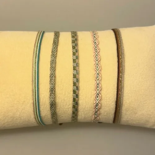 Vævet Armbånd Smalt - Light, MT40, pack 4, pastel, lyse, farver, sporty, fransk, leju, hollandsk, håndvævet, venskabsarmbånd, veninde, ven, holdbare, sporty, smukke, vævede, armbånd, smalt, regulerbart, til, piger, damer, kvinder, drenge, mænd, særligt, flot, sporty, cool, moderne, gave, gaveide, konfirmand, konfirmation, biti, ribe, design,