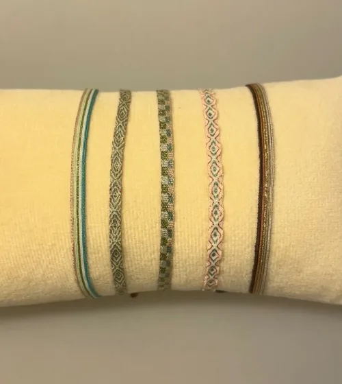 Vævet Armbånd Smalt - Light, MT40, pack 4, pastel, lyse, farver, sporty, fransk, leju, hollandsk, håndvævet, venskabsarmbånd, veninde, ven, holdbare, sporty, smukke, vævede, armbånd, smalt, regulerbart, til, piger, damer, kvinder, drenge, mænd, særligt, flot, sporty, cool, moderne, gave, gaveide, konfirmand, konfirmation, biti, ribe, design,