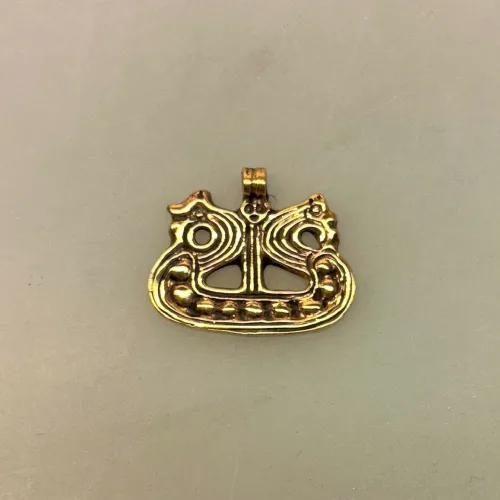 Vikingevedhæng i Bronze - Vikingeskib Skjolde, 05-324, bornholm, Lillevang, vikinger, krigere, drage, dragestævn, vedhæng, bronze, kobber, gyldent, vikingesmykker, vikingefund, museumssmykker, fund, udgravninger, dansk, kopi, original, aser,asatro, skridbladner, biti, ribe