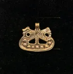 Vikingevedhæng i Bronze - Vikingeskib Skjolde, 05-324, bornholm, Lillevang, vikinger, krigere, drage, dragestævn, vedhæng, bronze, kobber, gyldent, vikingesmykker, vikingefund, museumssmykker, fund, udgravninger, dansk, kopi, original, aser,asatro, skridbladner, biti, ribe