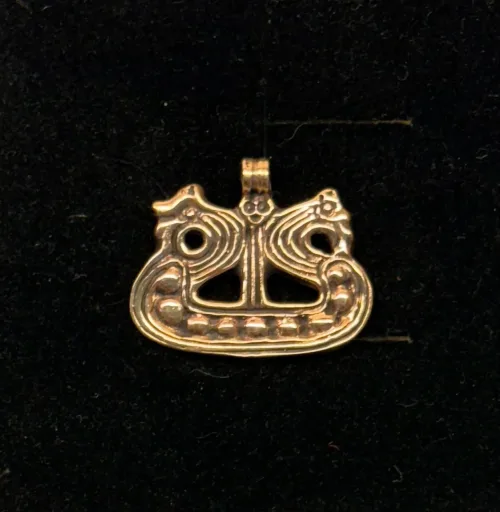 Vikingevedhæng i Bronze - Vikingeskib Skjolde, 05-324, bornholm, Lillevang, vikinger, krigere, drage, dragestævn, vedhæng, bronze, kobber, gyldent, vikingesmykker, vikingefund, museumssmykker, fund, udgravninger, dansk, kopi, original, aser,asatro, skridbladner, biti, ribe