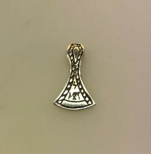 Vikingevedhæng i Sølv - Mammen Økse, mammen, øksehoved, vikingesmykker, vikinger, fund, danefæ, vikingefund, museumssmykker, kopi, ægte, massiv, ren, sterling, sølv, masiv, massiv, flot, lækker, udgravninger, biti, ribe