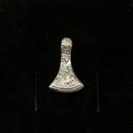 Vikingevedhæng i Sølv - Mammen Økse Lille, 06-350-3, mammen, øksehoved, vikingesmykker, vikinger, fund, danefæ, vikingefund, museumssmykker, kopi, ægte, massiv, ren, sterling, sølv, masiv, massiv, flot, lækker, udgravninger, biti, ribe
