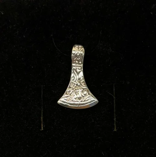 Vikingevedhæng i Sølv - Mammen Økse Lille, 06-350-3, mammen, øksehoved, vikingesmykker, vikinger, fund, danefæ, vikingefund, museumssmykker, kopi, ægte, massiv, ren, sterling, sølv, masiv, massiv, flot, lækker, udgravninger, biti, ribe