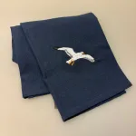 Viskestykke Bomuld med Broderi - 3 Måger, hættemåge, strandmåge, havmåge, havet, strand, kyst, danmark, vesterhavet, vadehavet, motiv, gave, souvenir, maritim, flot, sommerhus, båd, sejlskib, sejler, biti, ribe, skibbroen, kok, madlavning, kabys, bage