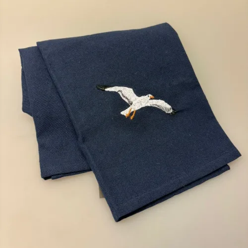 Viskestykke Bomuld med Broderi - 3 Måger, hættemåge, strandmåge, havmåge, havet, strand, kyst, danmark, vesterhavet, vadehavet, motiv, gave, souvenir, maritim, flot, sommerhus, båd, sejlskib, sejler, biti, ribe, skibbroen, kok, madlavning, kabys, bage