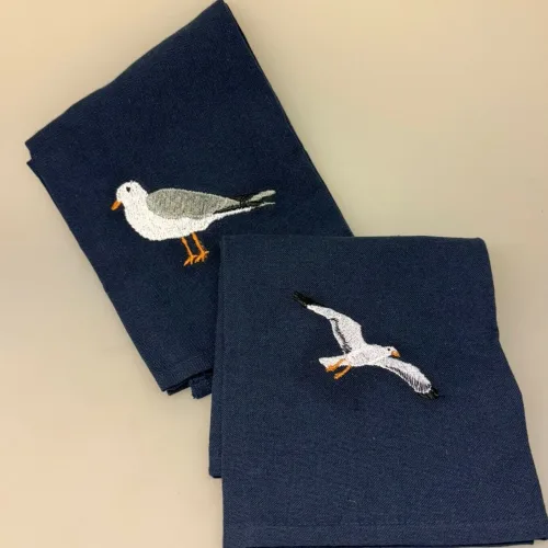 Viskestykke Bomuld med Broderi - 3 Måger, hættemåge, strandmåge, havmåge, havet, strand, kyst, danmark, vesterhavet, vadehavet, motiv, gave, souvenir, maritim, flot, sommerhus, båd, sejlskib, sejler, biti, ribe, skibbroen, kok, madlavning, kabys, bage