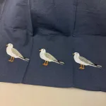 Viskestykke Bomuld med Broderi - 3 Måger, hættemåge, strandmåge, havmåge, havet, strand, kyst, danmark, vesterhavet, vadehavet, motiv, gave, souvenir, maritim, flot, sommerhus, båd, sejlskib, sejler, biti, ribe, skibbroen, kok, madlavning, kabys, bage