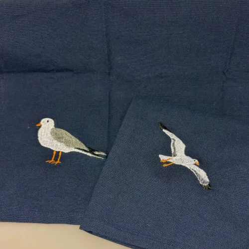 Viskestykke Bomuld med Broderi - 3 Måger, hættemåge, strandmåge, havmåge, havet, strand, kyst, danmark, vesterhavet, vadehavet, motiv, gave, souvenir, maritim, flot, sommerhus, båd, sejlskib, sejler, biti, ribe, skibbroen, kok, madlavning, kabys, bage