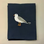 Viskestykke Bomuld med Broderi - 3 Måger, hættemåge, strandmåge, havmåge, havet, strand, kyst, danmark, vesterhavet, vadehavet, motiv, gave, souvenir, maritim, flot, sommerhus, båd, sejlskib, sejler, biti, ribe, skibbroen, kok, madlavning, kabys, bage