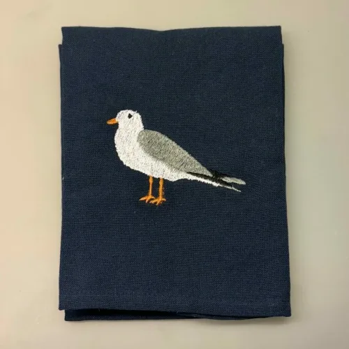 Viskestykke Bomuld med Broderi - 3 Måger, hættemåge, strandmåge, havmåge, havet, strand, kyst, danmark, vesterhavet, vadehavet, motiv, gave, souvenir, maritim, flot, sommerhus, båd, sejlskib, sejler, biti, ribe, skibbroen, kok, madlavning, kabys, bage