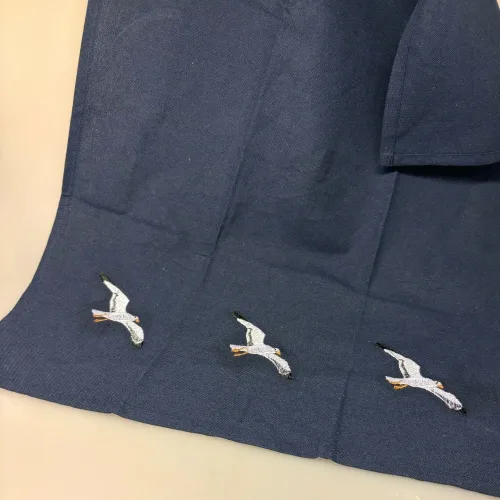 Viskestykke Bomuld med Broderi - 3 Måger, hættemåge, strandmåge, havmåge, havet, strand, kyst, danmark, vesterhavet, vadehavet, motiv, gave, souvenir, maritim, flot, sommerhus, båd, sejlskib, sejler, biti, ribe, skibbroen, kok, madlavning, kabys, bage