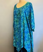 Asymmetrisk Tunika Model 143 - Padi Blå Grøn, lang, løs, vidde, loose, fit, curvy, plus, size, model, assymetrisk, smart, flot, flow, brystvidde, store, størrelser, piger, blå, farver, åndbar, natur, behagelig, kølig, festlig, fest, bluse, flagermuse ærmer, bæredygtig, holdbar, kvalitet, topat, unikat, bali, batik, batiktryk, koloreret, tryk, økologisk, biti, ribe