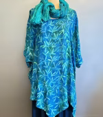 Asymmetrisk Tunika Model 143 - Padi Blå Grøn, lang, løs, vidde, loose, fit, curvy, plus, size, model, assymetrisk, smart, flot, flow, brystvidde, store, størrelser, piger, blå, farver, åndbar, natur, behagelig, kølig, festlig, fest, bluse, flagermuse ærmer, bæredygtig, holdbar, kvalitet, topat, unikat, bali, batik, batiktryk, koloreret, tryk, økologisk, biti, ribe