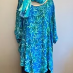 Asymmetrisk Tunika Model 143 - Padi Blå Grøn, lang, løs, vidde, loose, fit, curvy, plus, size, model, assymetrisk, smart, flot, flow, brystvidde, store, størrelser, piger, blå, farver, åndbar, natur, behagelig, kølig, festlig, fest, bluse, flagermuse ærmer, bæredygtig, holdbar, kvalitet, topat, unikat, bali, batik, batiktryk, koloreret, tryk, økologisk, biti, ribe