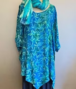 Asymmetrisk Tunika Model 143 - Padi Blå Grøn, lang, løs, vidde, loose, fit, curvy, plus, size, model, assymetrisk, smart, flot, flow, brystvidde, store, størrelser, piger, blå, farver, åndbar, natur, behagelig, kølig, festlig, fest, bluse, flagermuse ærmer, bæredygtig, holdbar, kvalitet, topat, unikat, bali, batik, batiktryk, koloreret, tryk, økologisk, biti, ribe