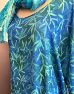 Asymmetrisk Tunika Model 143 - Padi Blå Grøn, lang, løs, vidde, loose, fit, curvy, plus, size, model, assymetrisk, smart, flot, flow, brystvidde, store, størrelser, piger, blå, farver, åndbar, natur, behagelig, kølig, festlig, fest, bluse, flagermuse ærmer, bæredygtig, holdbar, kvalitet, topat, unikat, bali, batik, batiktryk, koloreret, tryk, økologisk, biti, ribe