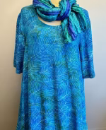 Batikbluse 141 A-facon Crepe - Feder Turkis, feder, blau, turkis, crepe, lang, a-snit, a-facon, vidde, a-form, halvlange ærmer, store, størrelser, piger, brede hofter, smalle skuldre, lækker, kvalitet, smuk, holdbar, batik, farvet, farver, tryk, blade, fjer, håndtrykt, bæredygtig, økologisk, natur, fibre, stof, materialer, bomuld, bluse, tunika, sommer, fest, biti, ribe, topat, schäfer, unikat, særlig, design