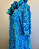 Batikbluse 141 A-facon Crepe - Feder Turkis, feder, blau, turkis, crepe, lang, a-snit, a-facon, vidde, a-form, halvlange ærmer, store, størrelser, piger, brede hofter, smalle skuldre, lækker, kvalitet, smuk, holdbar, batik, farvet, farver, tryk, blade, fjer, håndtrykt, bæredygtig, økologisk, natur, fibre, stof, materialer, bomuld, bluse, tunika, sommer, fest, biti, ribe, topat, schäfer, unikat, særlig, design