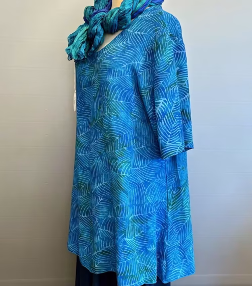 Batikbluse 141 A-facon Crepe - Feder Turkis, feder, blau, turkis, crepe, lang, a-snit, a-facon, vidde, a-form, halvlange ærmer, store, størrelser, piger, brede hofter, smalle skuldre, lækker, kvalitet, smuk, holdbar, batik, farvet, farver, tryk, blade, fjer, håndtrykt, bæredygtig, økologisk, natur, fibre, stof, materialer, bomuld, bluse, tunika, sommer, fest, biti, ribe, topat, schäfer, unikat, særlig, design
