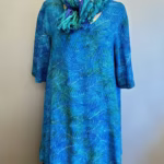 Batikbluse 141 A-facon Crepe - Feder Turkis, feder, blau, turkis, crepe, lang, a-snit, a-facon, vidde, a-form, halvlange ærmer, store, størrelser, piger, brede hofter, smalle skuldre, lækker, kvalitet, smuk, holdbar, batik, farvet, farver, tryk, blade, fjer, håndtrykt, bæredygtig, økologisk, natur, fibre, stof, materialer, bomuld, bluse, tunika, sommer, fest, biti, ribe, topat, schäfer, unikat, særlig, design