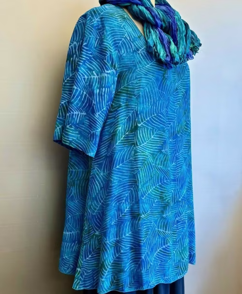 Batikbluse 141 A-facon Crepe - Feder Turkis, feder, blau, turkis, crepe, lang, a-snit, a-facon, vidde, a-form, halvlange ærmer, store, størrelser, piger, brede hofter, smalle skuldre, lækker, kvalitet, smuk, holdbar, batik, farvet, farver, tryk, blade, fjer, håndtrykt, bæredygtig, økologisk, natur, fibre, stof, materialer, bomuld, bluse, tunika, sommer, fest, biti, ribe, topat, schäfer, unikat, særlig, design