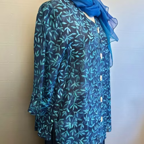 Batikbluse Model 125 med Knapper - Løv Mørkeblå, let, jakke, bluse, skjorte, skjortebluse, luftig, elegant, smuk, farver, akvarel, mørkeblå, nachtblau, asem, chiffon, natur, bio, øko, bæredygtig, naturmateriale, bomuld, silke, kanpper, perlemorsknapper, fisk, navy, marineblå, blå, topat, schäfer, unikat, wear, design, dansk, biti, ribe