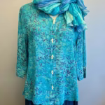 Batikbluse Model 125 med Knapper - Løv Petrol Violet, asem, blau, petrol, søgrøn, douce, blid, dæmpet, diskret, let, jakke, bluse, skjorte, skjortebluse, luftig, elegant, smuk, farver, akvarel, mørkeblå, nachtblau, asem, chiffon, natur, bio, øko, bæredygtig, naturmateriale, bomuld, silke, kanpper, perlemorsknapper, fisk,, blå, topat, schäfer, unikat, wear, design, dansk, biti, ribe