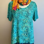 Batikbluse Model 164 - Animale Grøn, saphire, prikker, pletter, t-shirt, vævet, kortærmet, let, chiffon, trykt, enkel, elegant, feminin, sommerlig, festbluse, batik, tryk, småmønstret, sød, natur, bæredygtig, mode, tidløs, holdbar, kvalitet, natur, fibre, stof, speciel, topat, schäfer, unikat, bali, biti, ribe