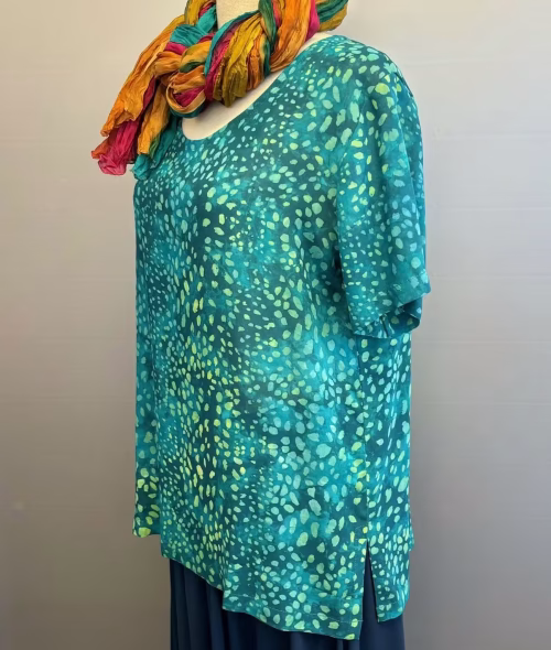 Batikbluse Model 164 - Animale Grøn, saphire, prikker, pletter, t-shirt, vævet, kortærmet, let, chiffon, trykt, enkel, elegant, feminin, sommerlig, festbluse, batik, tryk, småmønstret, sød, natur, bæredygtig, mode, tidløs, holdbar, kvalitet, natur, fibre, stof, speciel, topat, schäfer, unikat, bali, biti, ribe