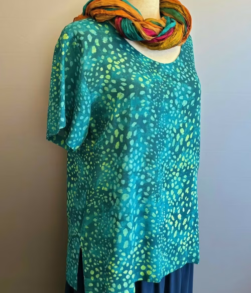 Batikbluse Model 164 - Animale Grøn, saphire, prikker, pletter, t-shirt, vævet, kortærmet, let, chiffon, trykt, enkel, elegant, feminin, sommerlig, festbluse, batik, tryk, småmønstret, sød, natur, bæredygtig, mode, tidløs, holdbar, kvalitet, natur, fibre, stof, speciel, topat, schäfer, unikat, bali, biti, ribe