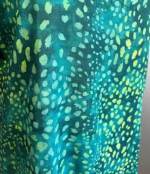 Batikbluse Model 164 - Animale Grøn, saphire, prikker, pletter, t-shirt, vævet, kortærmet, let, chiffon, trykt, enkel, elegant, feminin, sommerlig, festbluse, batik, tryk, småmønstret, sød, natur, bæredygtig, mode, tidløs, holdbar, kvalitet, natur, fibre, stof, speciel, topat, schäfer, unikat, bali, biti, ribe