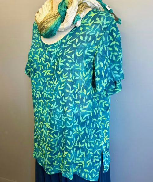 Batikbluse Model 164 - Blade Grøn, asem, petrol, grøn, søgrøn, blade, løv, padi, t-shirt, vævet, kortærmet, let, chiffon, trykt, enkel, elegant, feminin, sommerlig, festbluse, batik, tryk, småmønstret, sød, natur, bæredygtig, mode, tidløs, holdbar, kvalitet, natur, fibre, stof, speciel, topat, schäfer, unikat, bali, biti, ribe