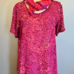 Batikbluse Model 164 - Løv Fuchsia, kelor, berry, pink, lyng, lilla, fuchsia, cerise, kølige, lilla, nuancer, farver, topat, schäfer, unikat, natur, let, elegant, feminin, bluse, festbluse, smuk, røde, nuancer, farver, klædelig, talje, timeglas, kort, yndig, særlig, batik, tryk, farvet, biti, ribe, bæredygtig, holdbar, kvalitet, natur,